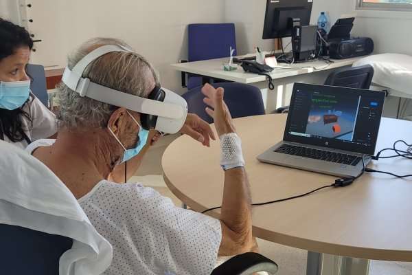 Pacients amb ictus ingressats a l'Hospital Trueta comencen a fer rehabilitació a través de realitat virtual immersiva en un projecte becat amb l'e-health COMG 2021